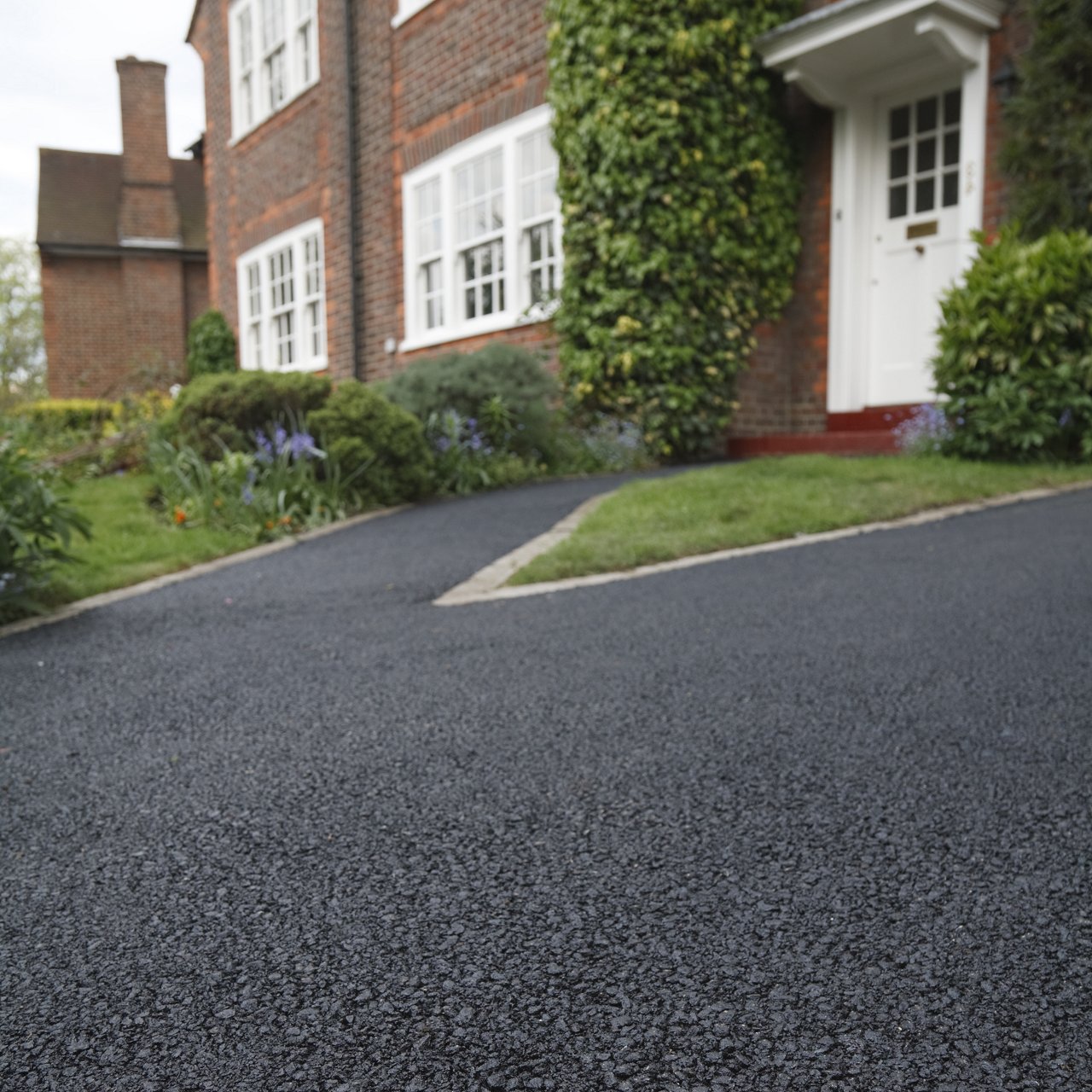 Tarmac parking flooring installation in Newham for driveways and car parks